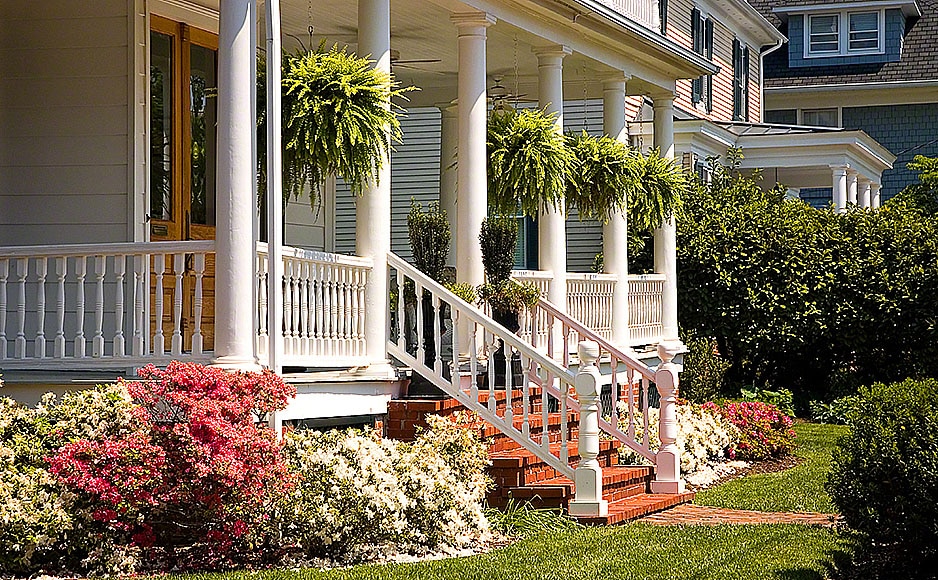 Decorate the surface with natural flagstone